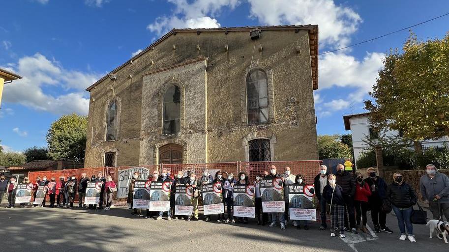 Tutti in piazza per salvare l’ex teatro dalla demolizione