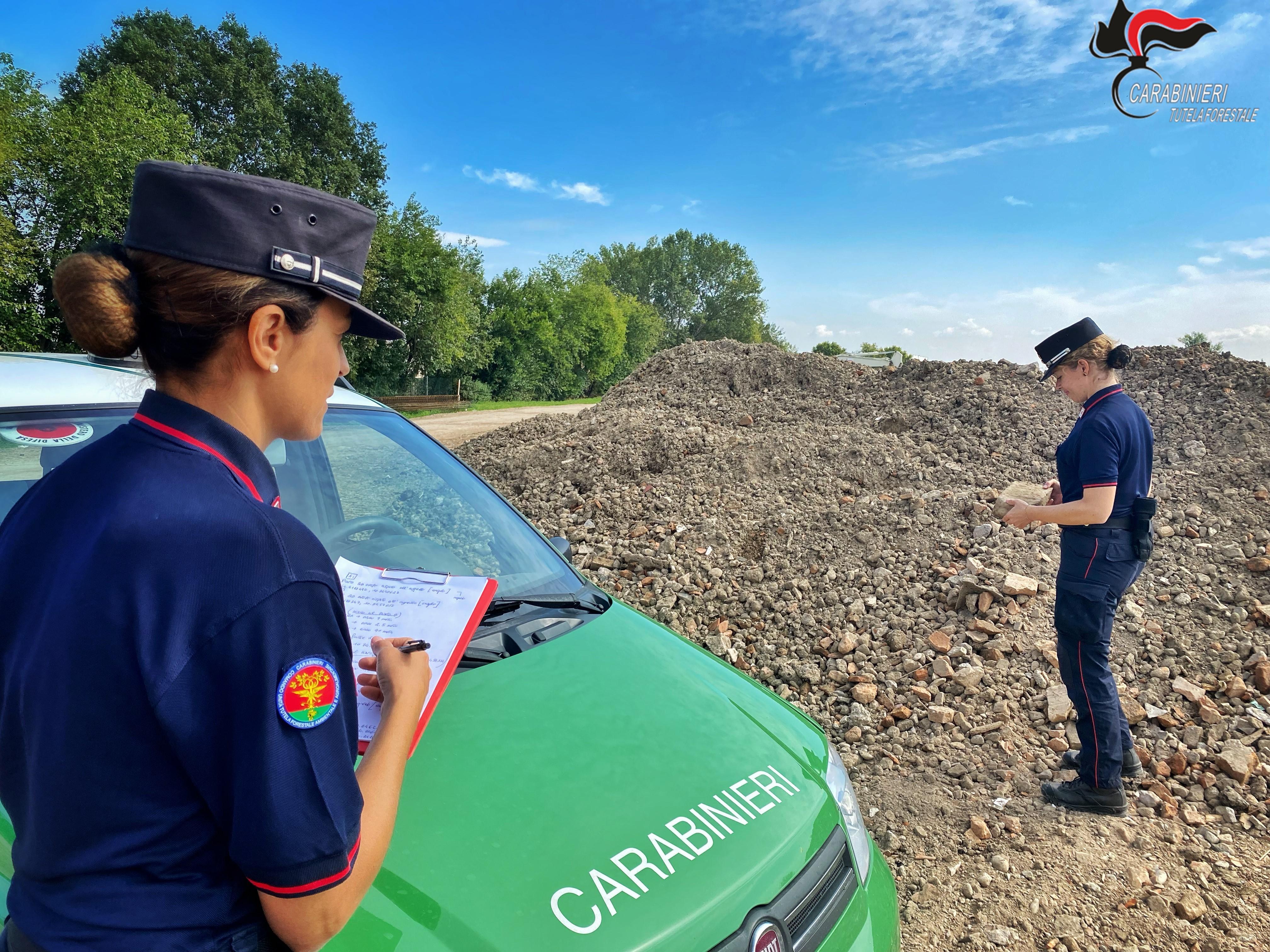 Castelnovo Sotto, brucia plastica e rifiuti nel cortile dell'azienda agricola: denunciato