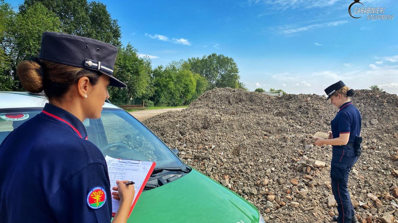 Castelnovo Sotto, brucia plastica e rifiuti nel cortile dell'azienda agricola: denunciato