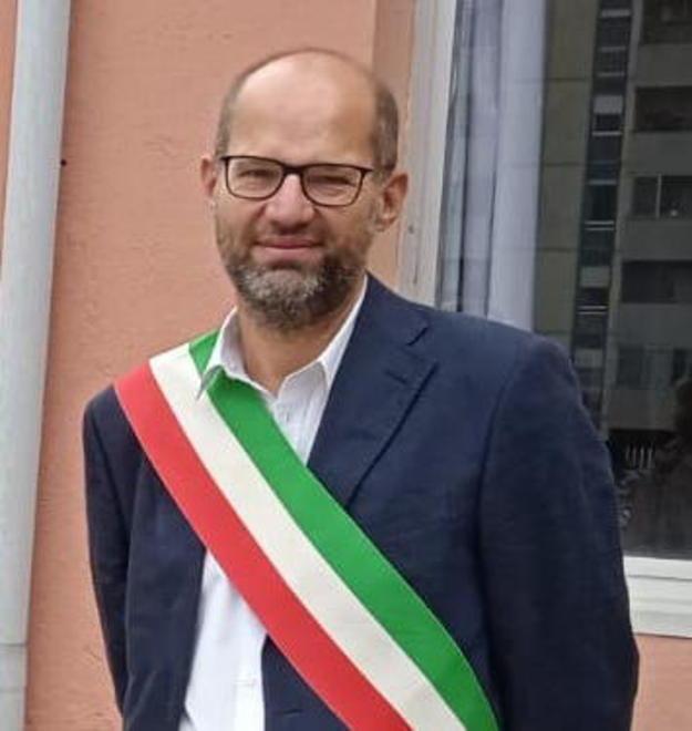 Attacco al sindaco di Cascina: «È andato alla manifestazione a Roma con l’auto blu» 