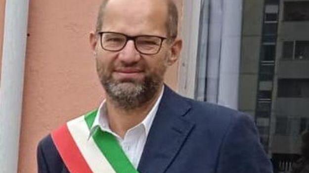 Attacco al sindaco di Cascina: «È andato alla manifestazione a Roma con l’auto blu»