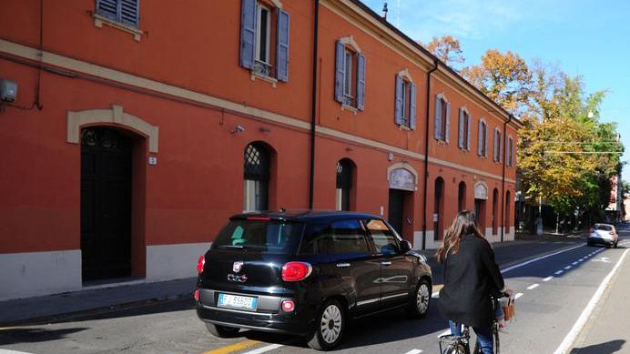 Modena, la corsia per le auto? Larga un metro e mezzo...