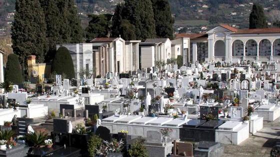 Cimiteri visitabili il lunedì con l’apertura automatica Si apre il fronte dei rifiuti