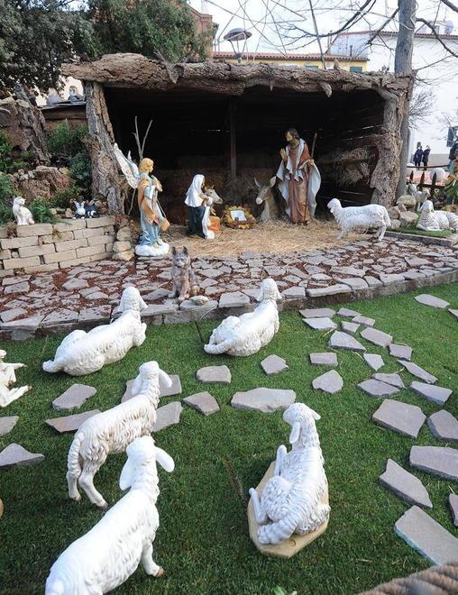Presepe a Riotorto: «Non si può chiudere una piazza tre mesi» 