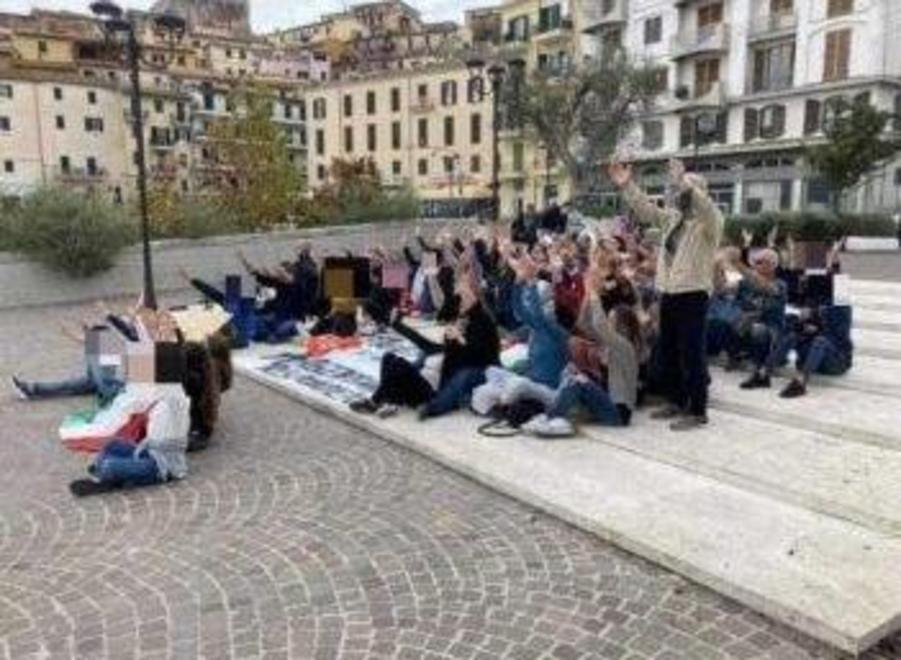 «No al Green pass» Manifestazione davanti al municipio
