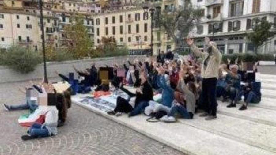 «No al Green pass» Manifestazione davanti al municipio