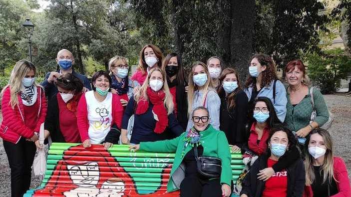 I colori dell’allattamento sulle panchine dei parchi