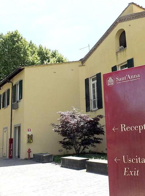 A mensa solo scortata dagli amici e in camera sempre chiusa a chiave
