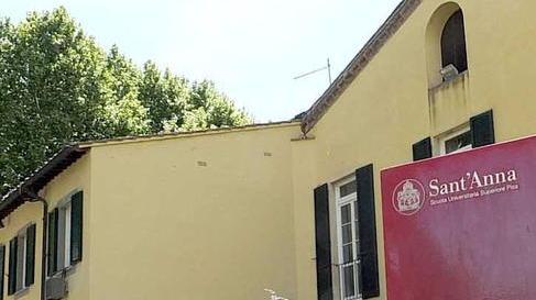 A mensa solo scortata dagli amici e in camera sempre chiusa a chiave