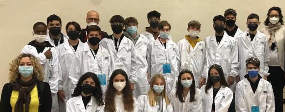Finikem dona camici agli studenti
