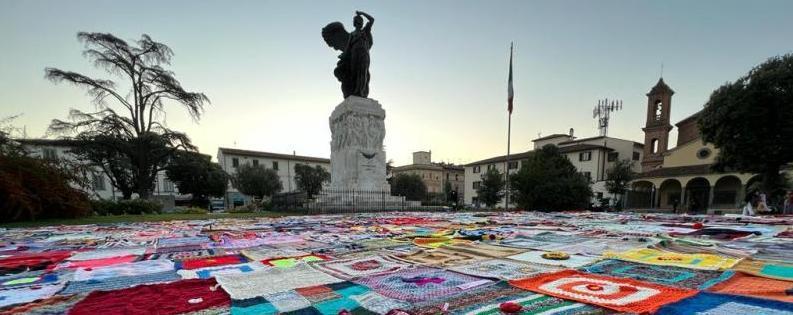 Una distesa di coperte per aiutare tutte le donne vittime della violenza