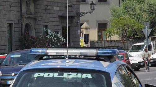 Donna caduta sui binari salvata dalla Polfer