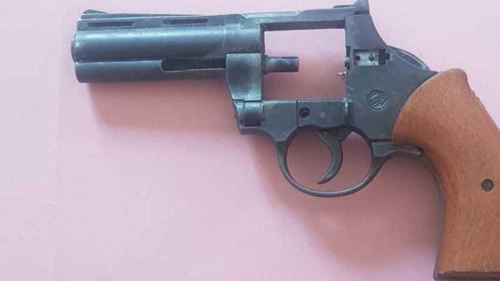 Minaccia un passante con una pistola «Adesso ti ammazzo»