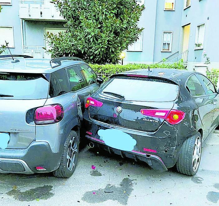 Sbanda con l’auto, causa danni a quattro macchine e poi fugge 