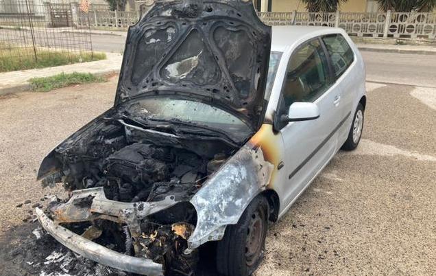 Un boato e il fuoco distrugge una Polo 