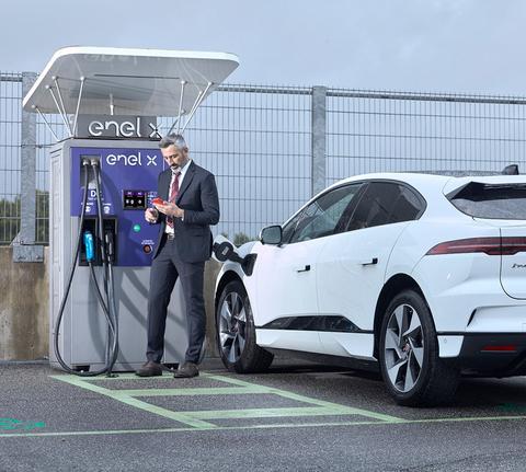 Dai Suv estremi alla vita normale: Enel X prepara 574 stazioni di ricarica