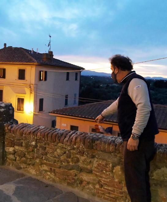 Il luogo in cui era seduta la donna prima di cadere (foto Sestini)