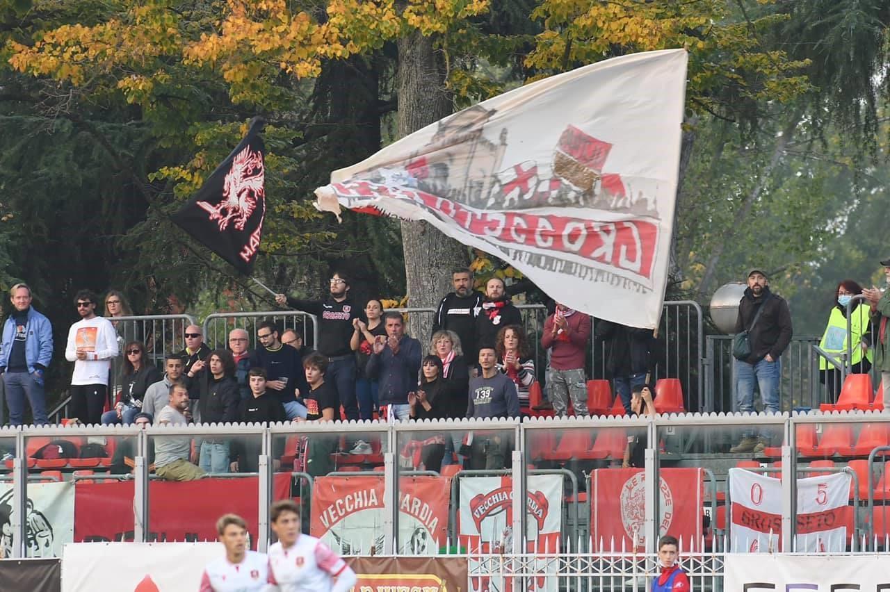 I tifosi del Grosseto presenti a Imola sabato: i biancorossi hanno perso 5-0