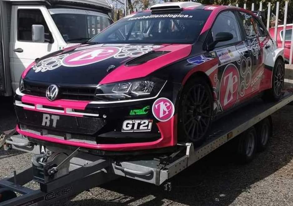 La Polo Volkswagen del pilota follonichese Alessio Santini ormai incidentata