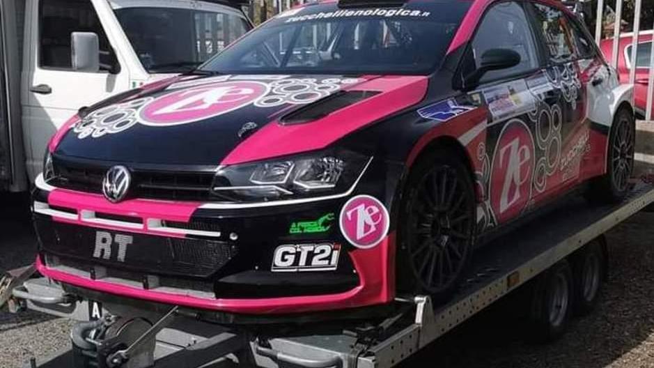 La Polo Volkswagen del pilota follonichese Alessio Santini ormai incidentata