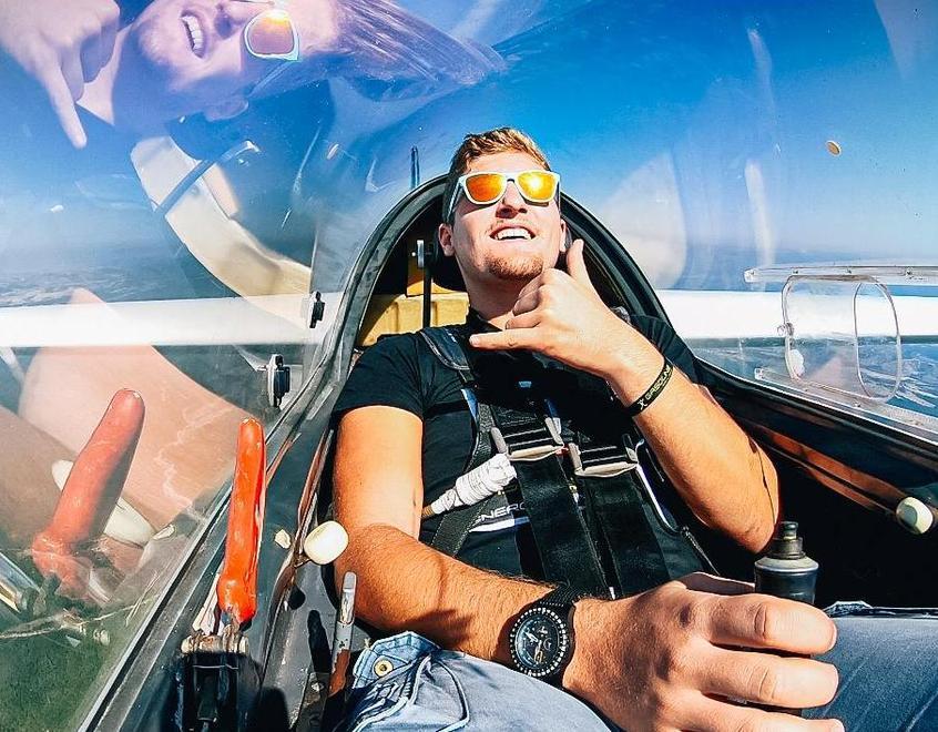 Ha 19 anni ed è di Agliana il campione italiano di acrobazie in aliante 