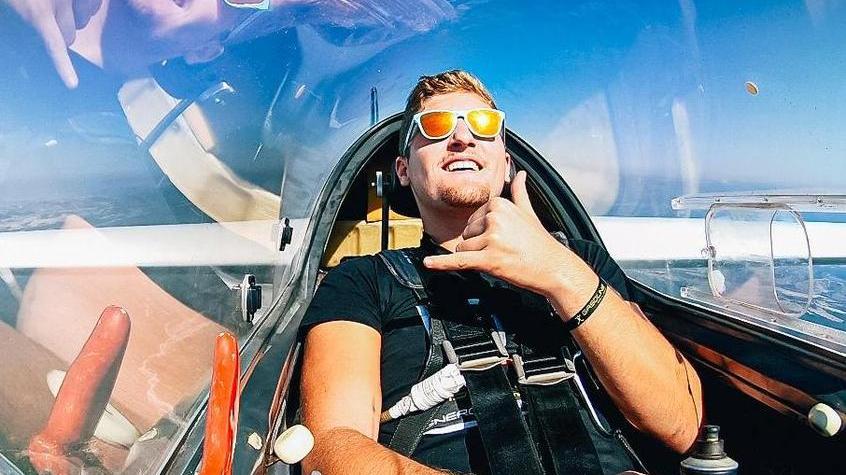 Ha 19 anni ed è di Agliana il campione italiano di acrobazie in aliante