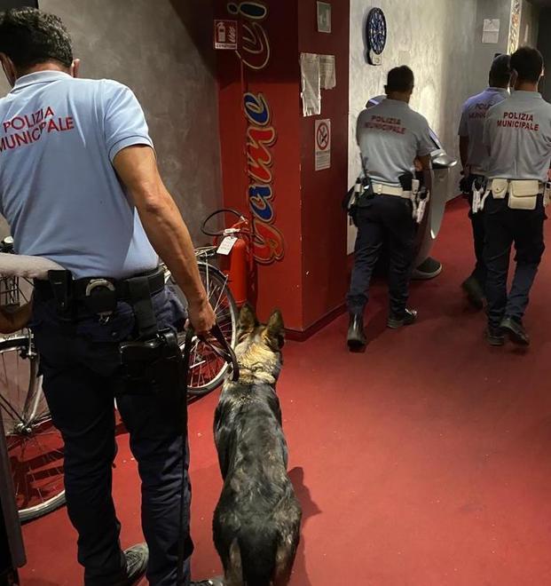 Aggredisce gli agenti durante il controllo in piazza Vettovaglie 