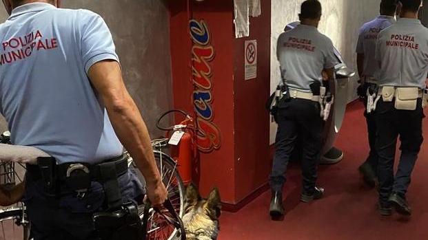 Aggredisce gli agenti durante il controllo in piazza Vettovaglie