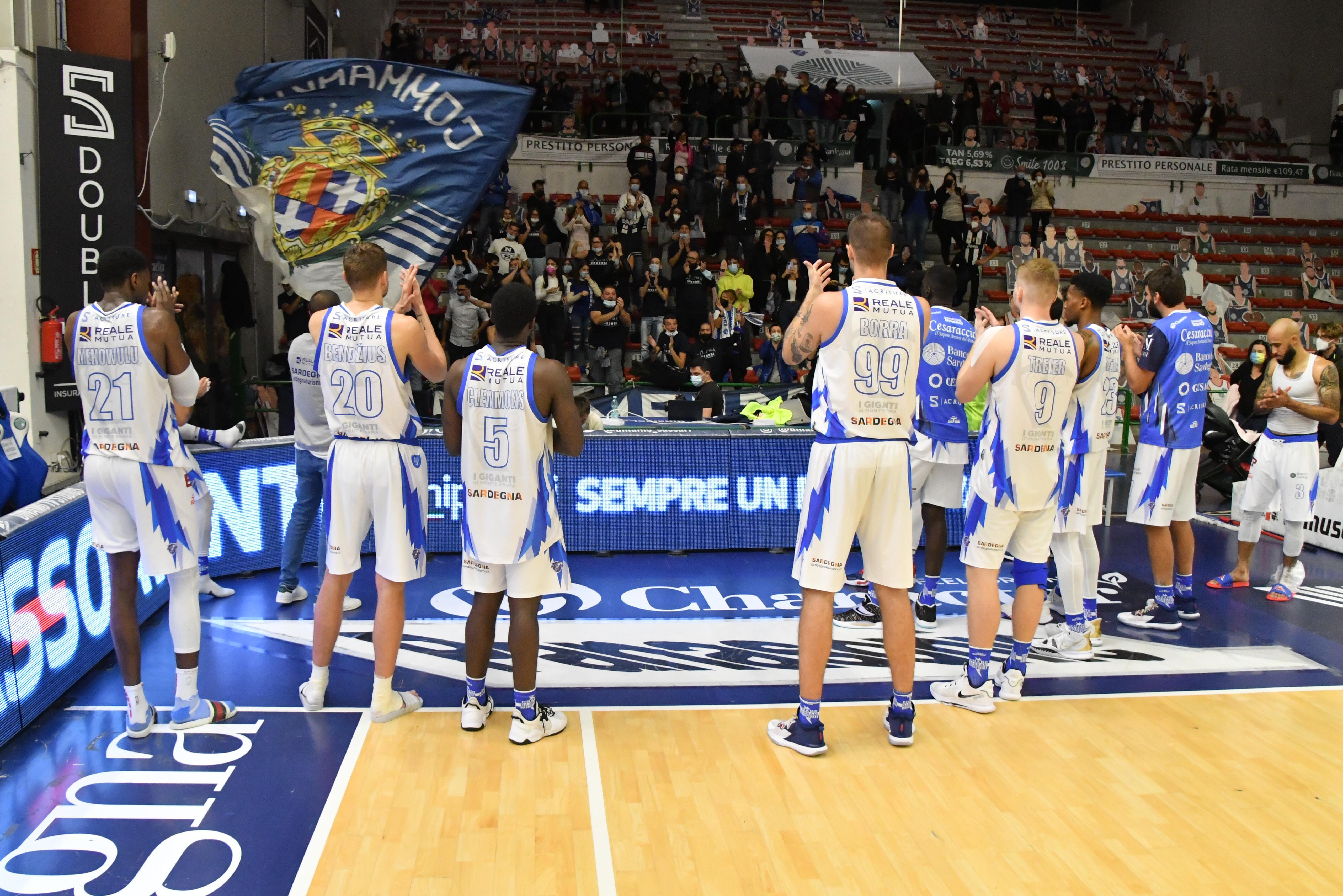 I giocatori della Dinamo salutano i tifosi alla fine della gara persa contro Brescia