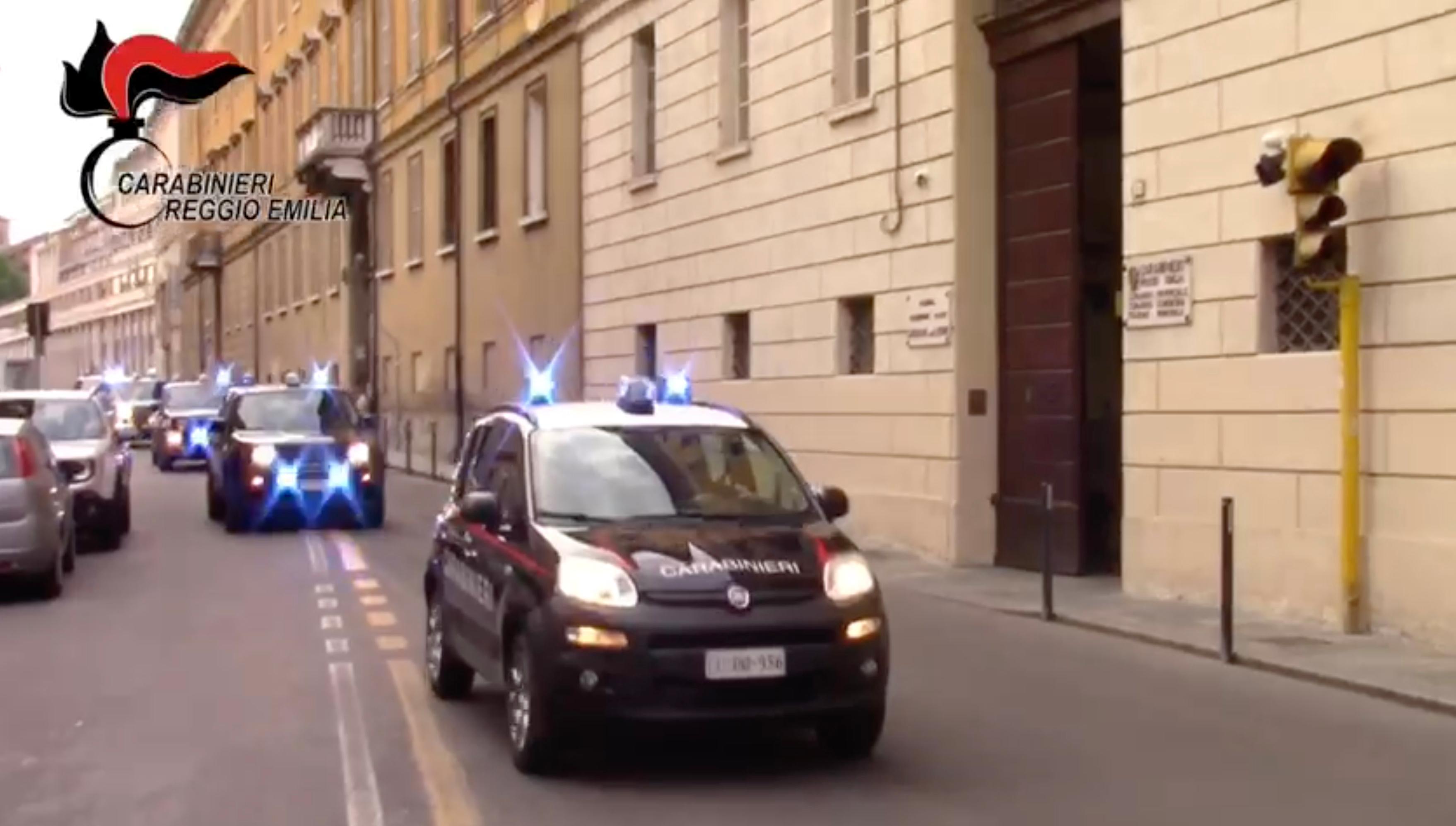 Scandiano, picchia la fidanzata e cerca di rubare le armi ai carabinieri: arrestato