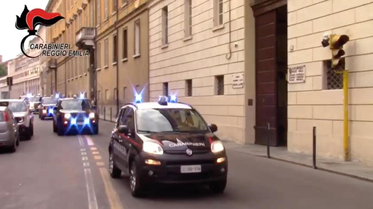 Scandiano, picchia la fidanzata e cerca di rubare le armi ai carabinieri: arrestato