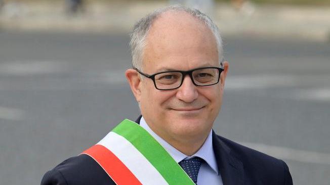 Roma: Gualtieri con fascia tricolore, corone in luoghi simbolo