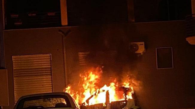 Incendio distrugge auto vigile urbano nel Foggiano