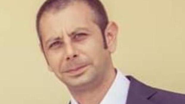 Fiocchi rossi in strada a Massarosa per accompagnare l’ultimo viaggio di Matteino