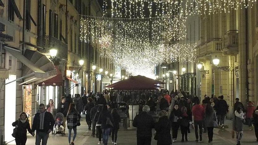 Addobbi natalizi in corso Italia a Pisa