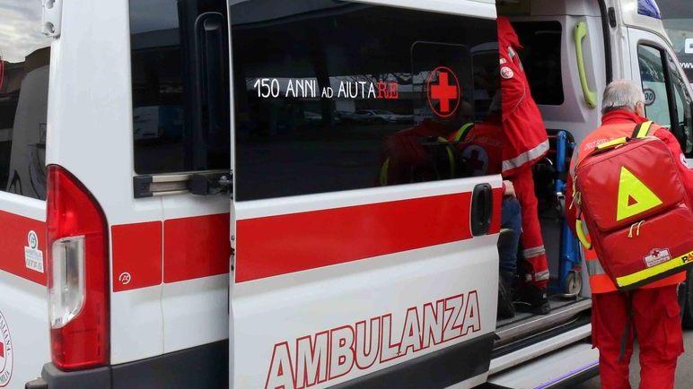Colpito dalle lastre in ferro: grave un operaio