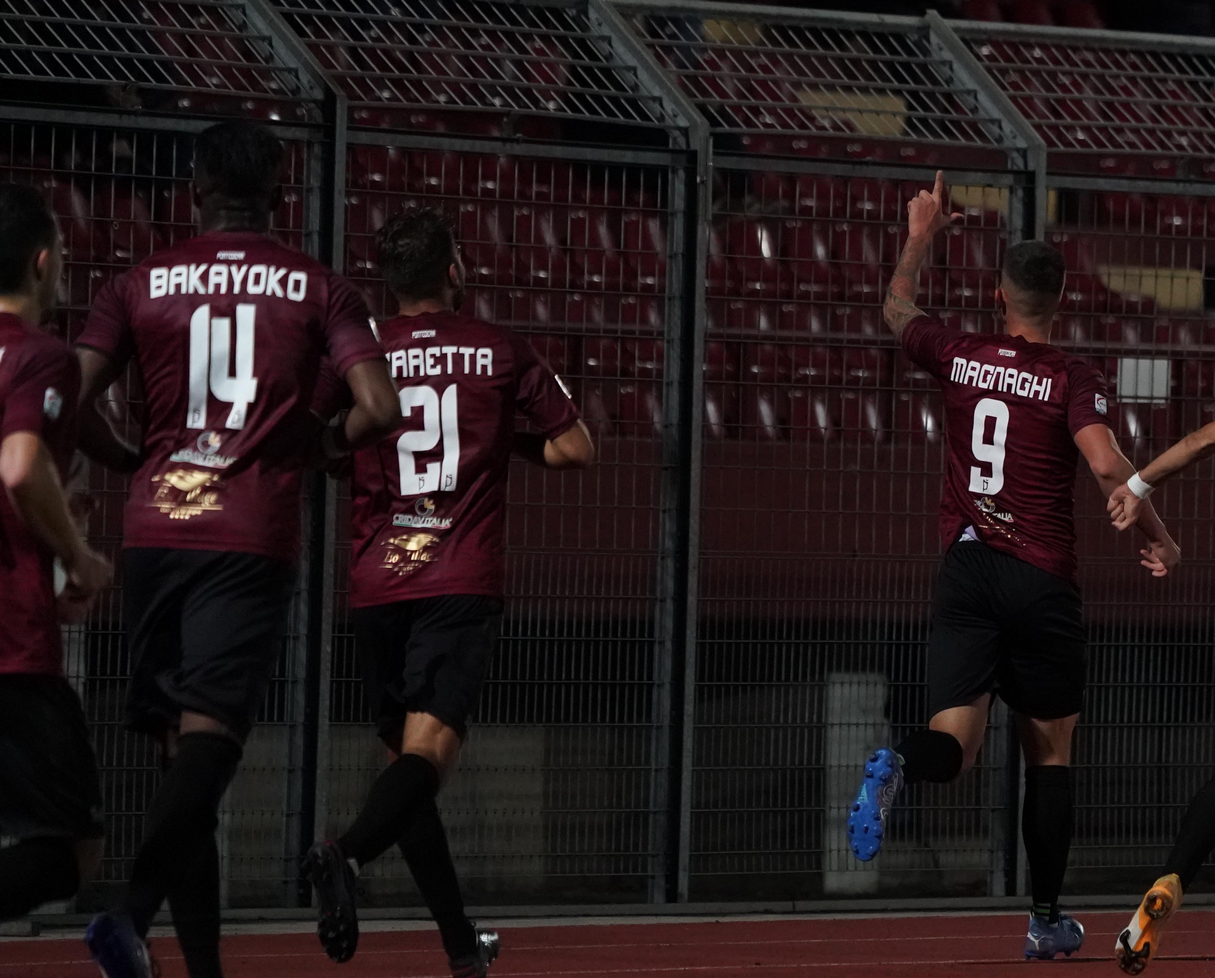La gioia dei granata dopo il gol di Magnaghi (foto Franco Silvi)