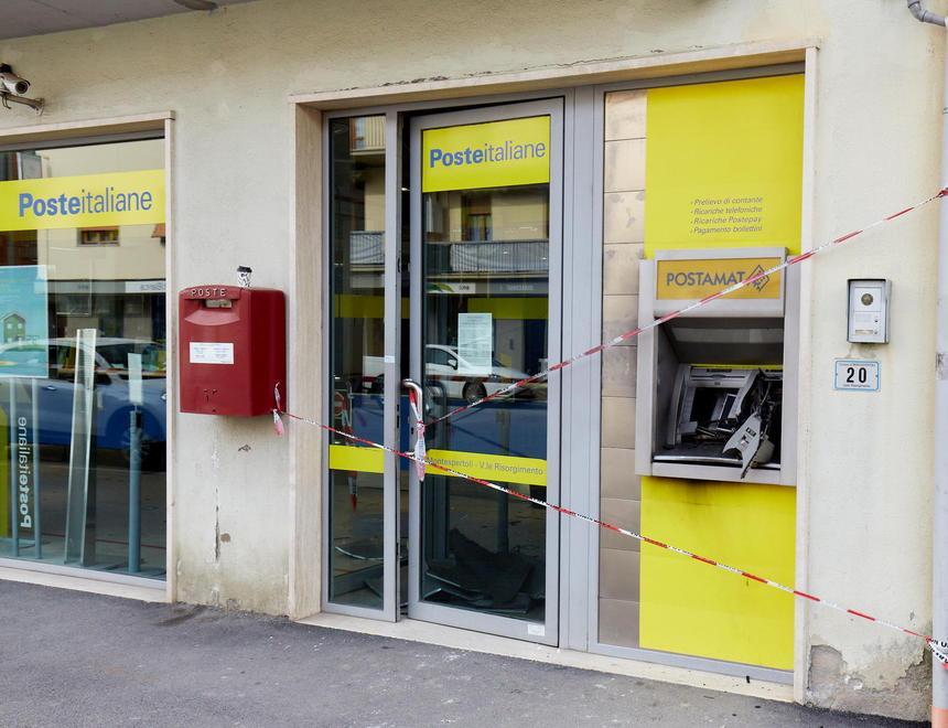 Fanno saltare in aria il bancomat alle Poste. Il bottino: 50mila euro 