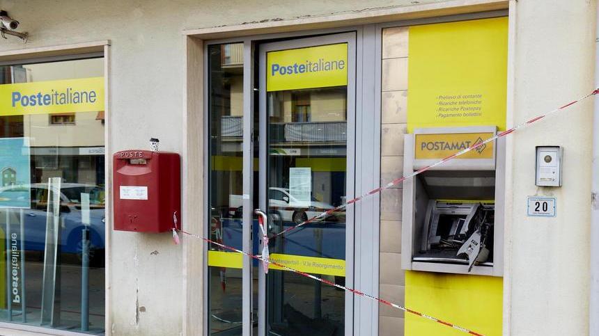 Fanno saltare in aria il bancomat alle Poste. Il bottino: 50mila euro