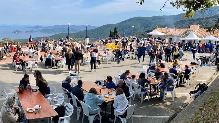 Castagne, in 800 alla festa Barbi: «È una ripartenza»