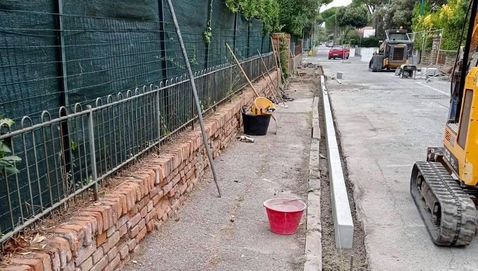 Marciapiedi e asfalto, aperto il cantiere
