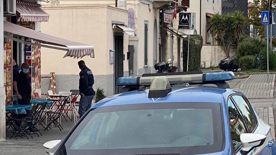 Discussione al locale per una sigaretta e parte un pugno