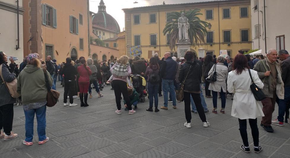 Green pass in 200 manifestano in piazza