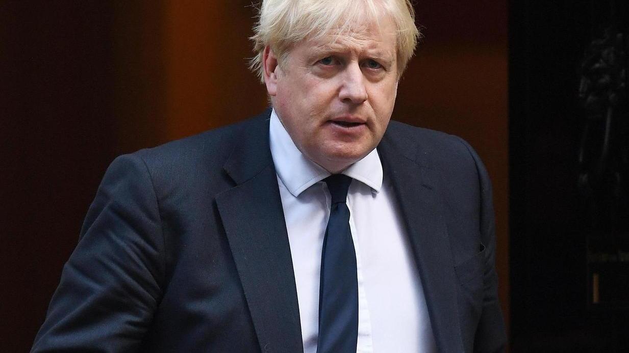 Johnson prepara un altro cambio green pass e nuove restrizioni