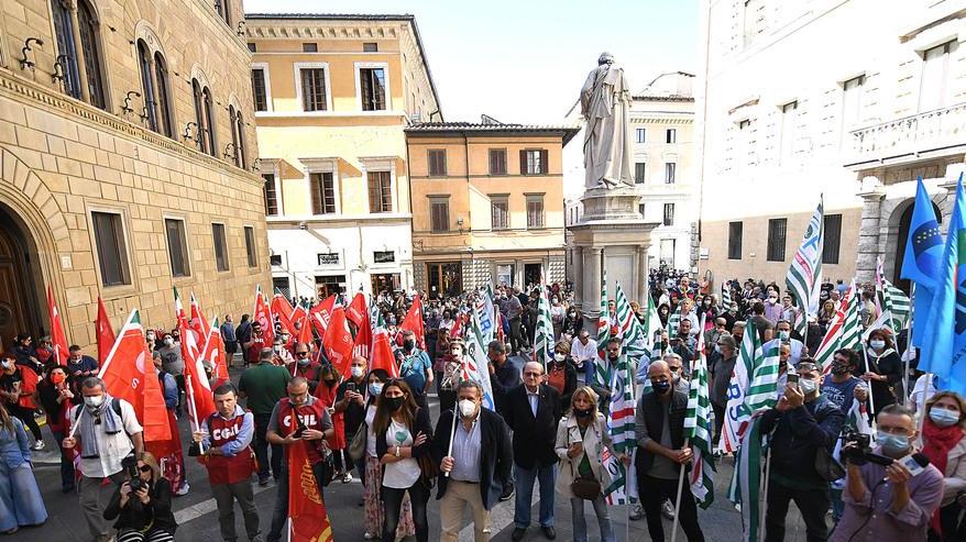 Monte dei Paschi: conti migliorati e dopo lo stop di Unicredit arriva la proroga