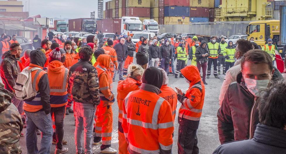Porto, il governo apre uno spiraglio a metà ma sulle banchine parte lo stato d’agitazione 