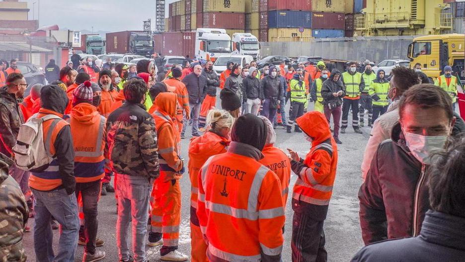 Porto, il governo apre uno spiraglio a metà ma sulle banchine parte lo stato d’agitazione