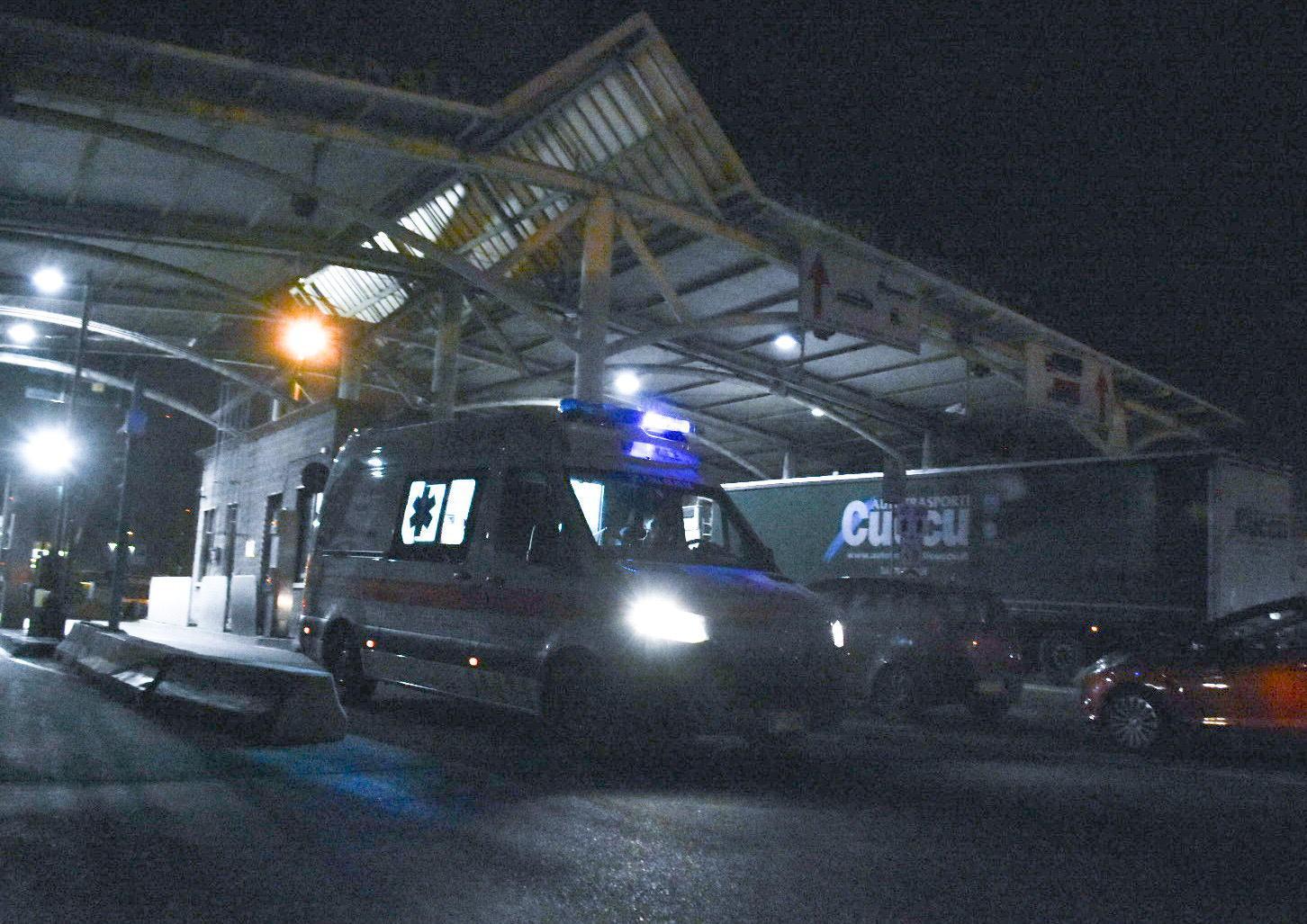 Un'ambulanza della Svs al varco Galvani