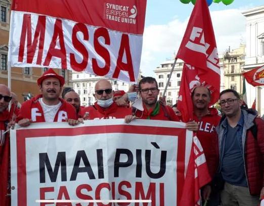 Minacce alla Cgil di Massa, il sindacato: «Non ci facciamo intimidire» 