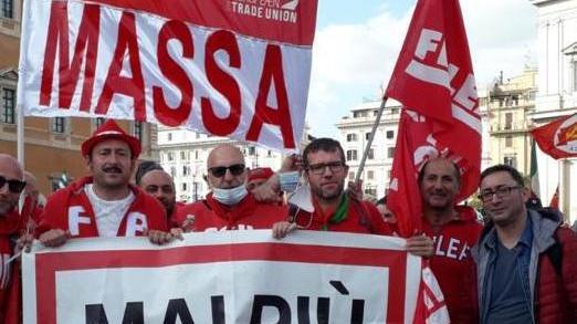 Minacce alla Cgil di Massa, il sindacato: «Non ci facciamo intimidire»